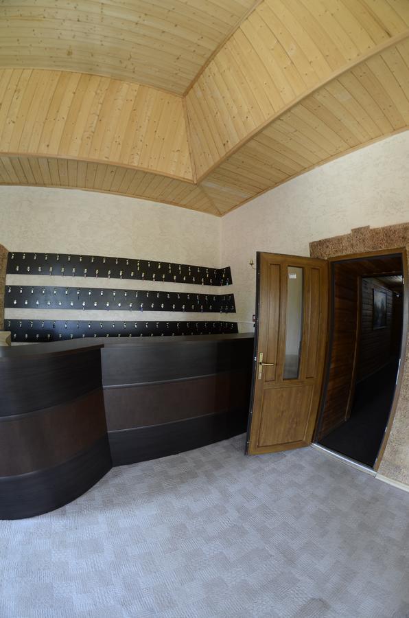 Curtea Boierului Hotel Peresecina ภายนอก รูปภาพ