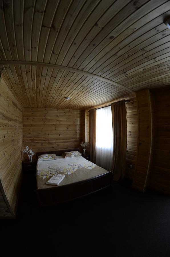 Curtea Boierului Hotel Peresecina ภายนอก รูปภาพ